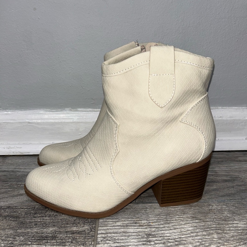 New ✨ SODA Western heeled booties